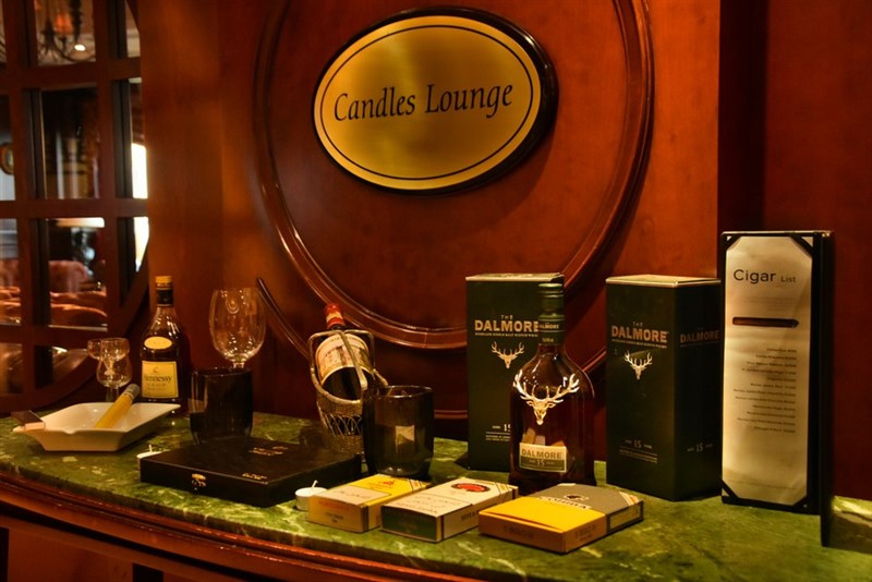 Smoky night at the Candles Lounge - Hilton Beirut Metropolitan Palace